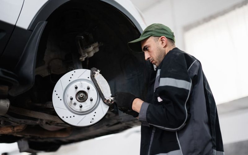 Cómo evitar imprevistos en carretera revisando frenos y llantas